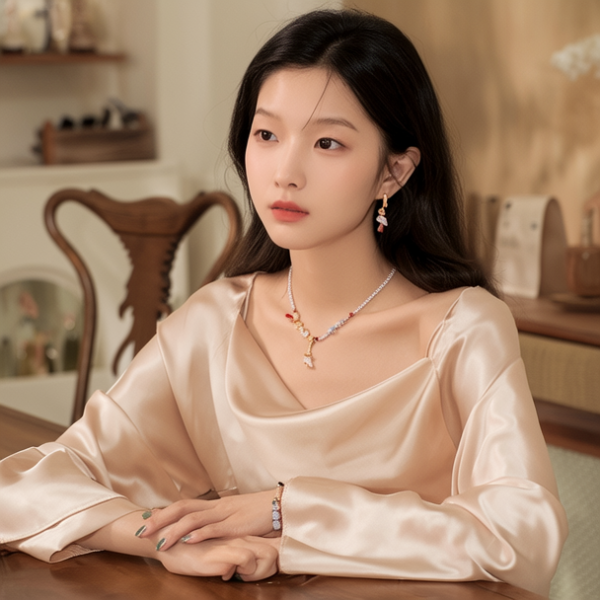 生活瞬间，美女，韩系美女，丝绸，美妆广告，家庭餐桌，4K超清，写实风格，温馨，柔和室内光，细腻皮肤，项链，耳环，手链。